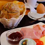 Gaestehaus - Camping- Weinhof Radl Проживание в семье Клёх