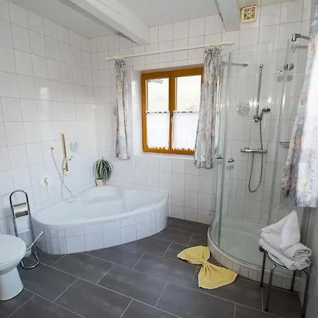 Gaestehaus - Camping- Weinhof Radl 홈스테이 *