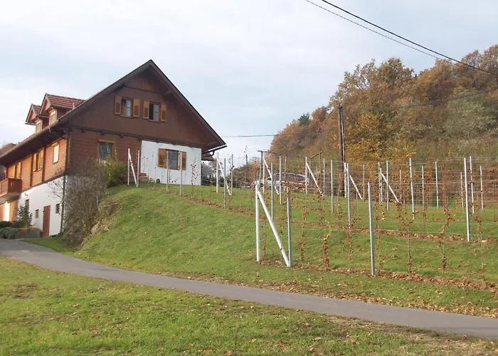Gaestehaus - Camping- Weinhof Radl Séjour chez l'habitant *